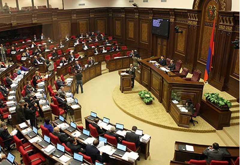 Ermənistan parlamentində etiraz