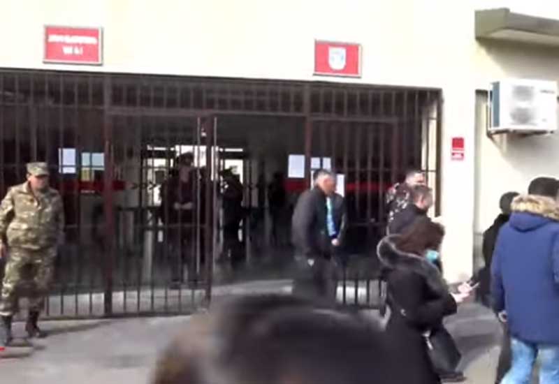 Ermənistanda müharibə veteranları nazirlik binası önündə aksiya keçirib