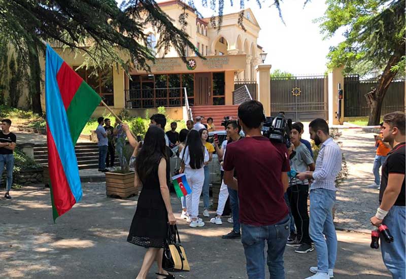 Gürcüstanda Azərbaycan səfirliyi önündə aksiya