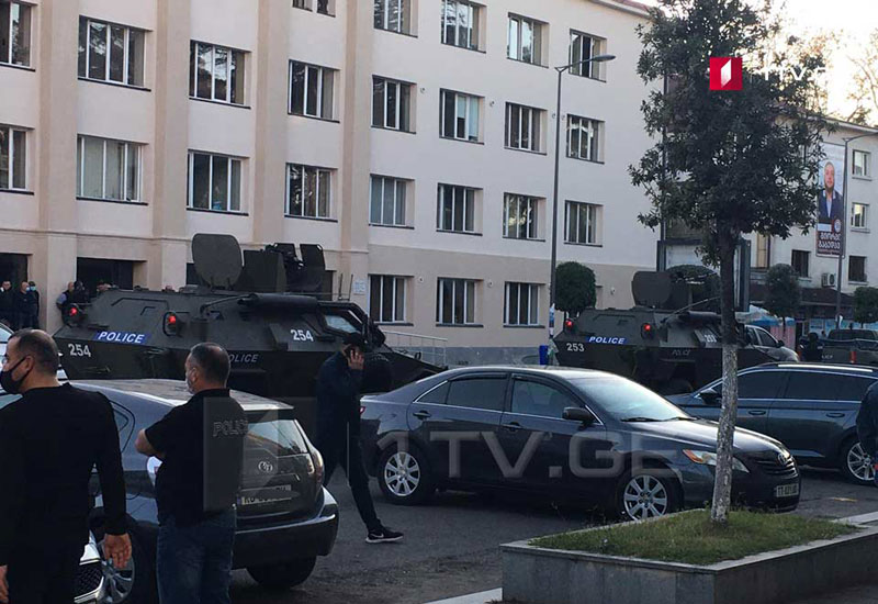 Gürcüstanda banka basqın edən terrorçu 40-dan çox insanı girov götürdü, sonra qaçdı